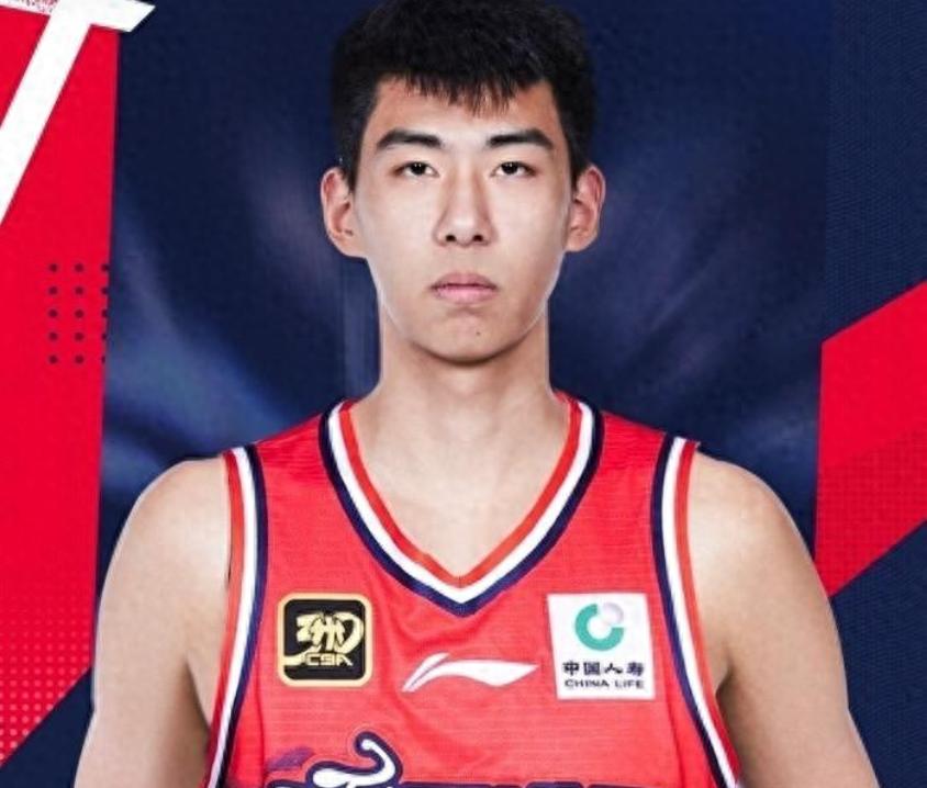 昨晚CBA附加赛结束后，广州队年轻中锋徐昕在球员通道单独拦住了广东宏远的两位投资
