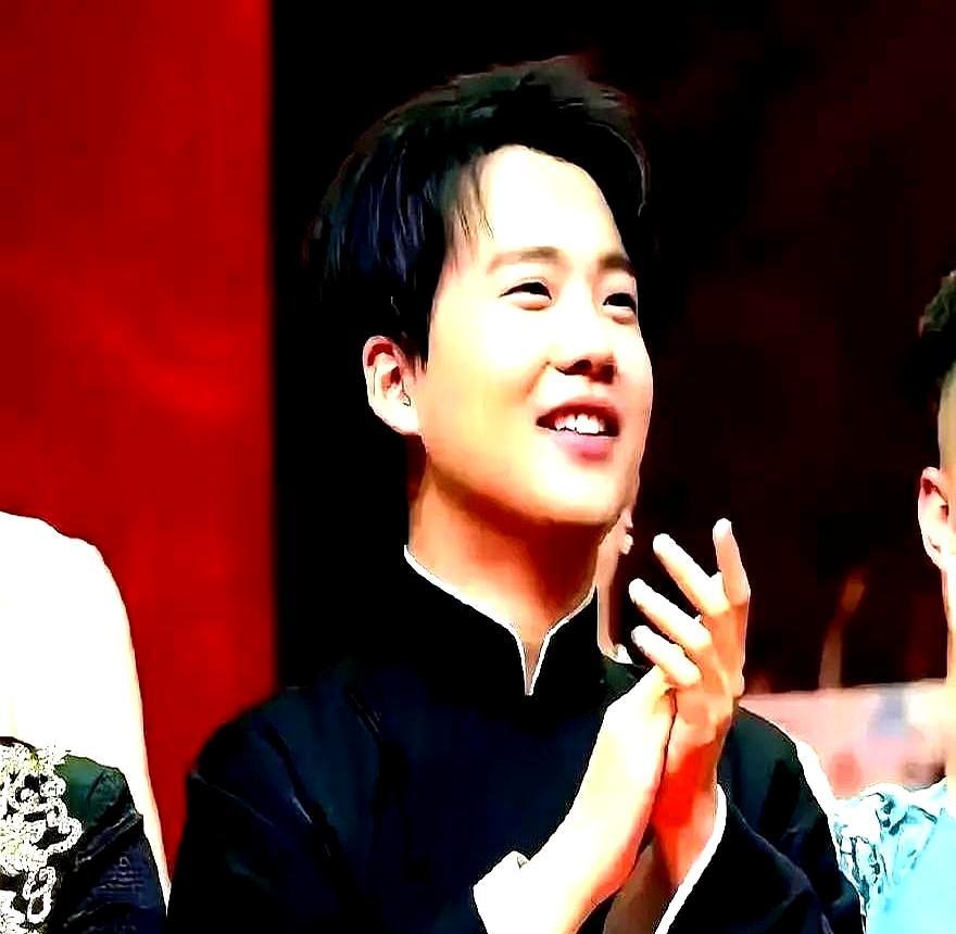 话筒怼到郭麒麟嘴边：你恨曹云金吗？
 
他眼皮都没抬，嘴角带点笑，只说了八个字：