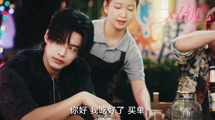 嘴上叫着客人手上挑着葱花靳朝嘴硬心软的样子真的太好嗑了，嘴上说着姜暮是客人，手上