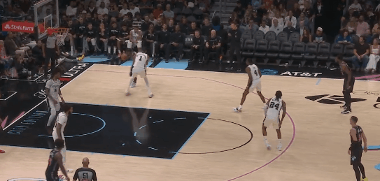 马刺在迈阿密赢了25分——开季马刺主场打热，辛苦地赢了6分。当然那天福克斯不在，