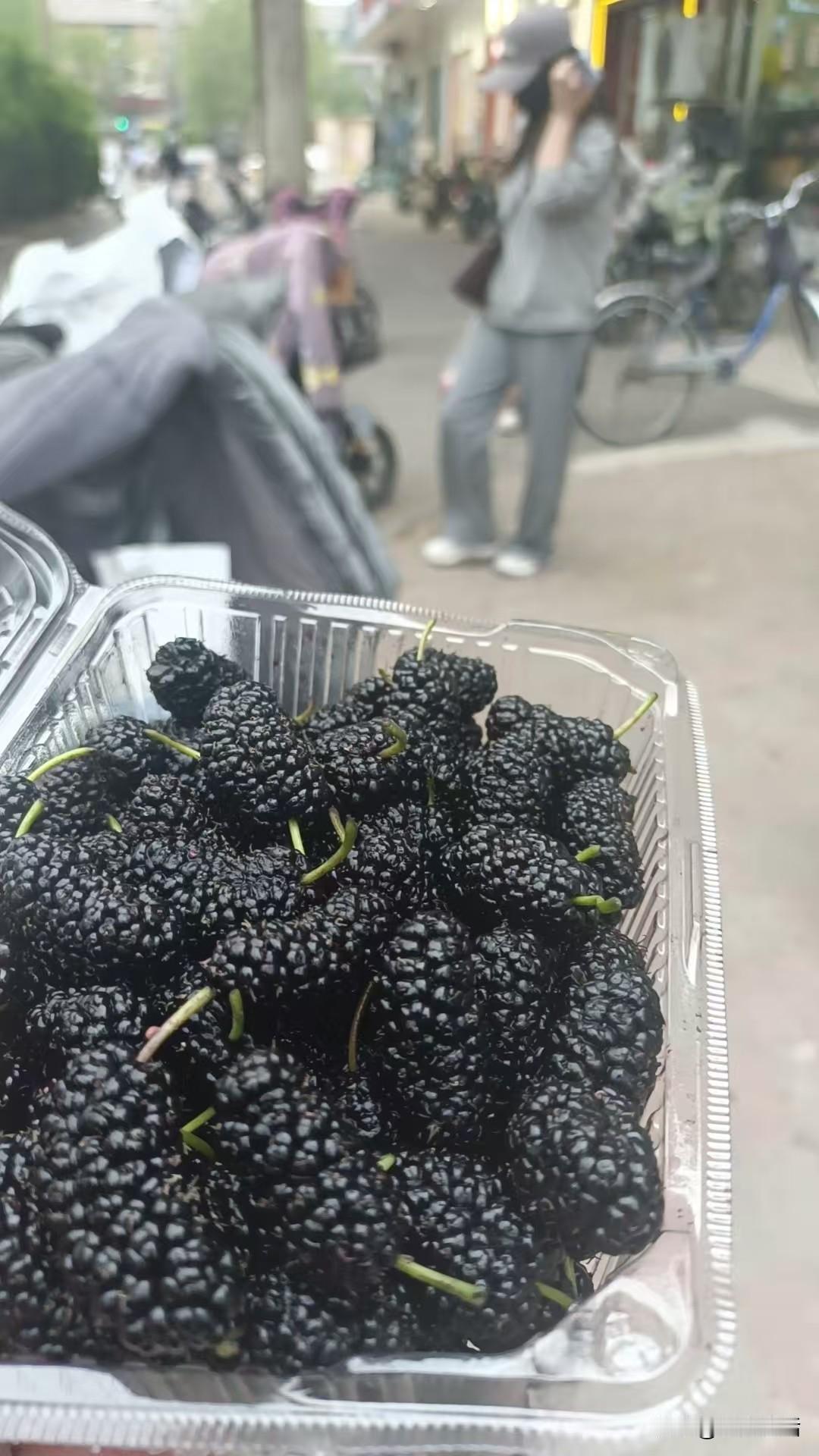 梁东方
电大街最北边的这一段基本走完了，从东门拐进大厅里的菜市场，再从南门出来就