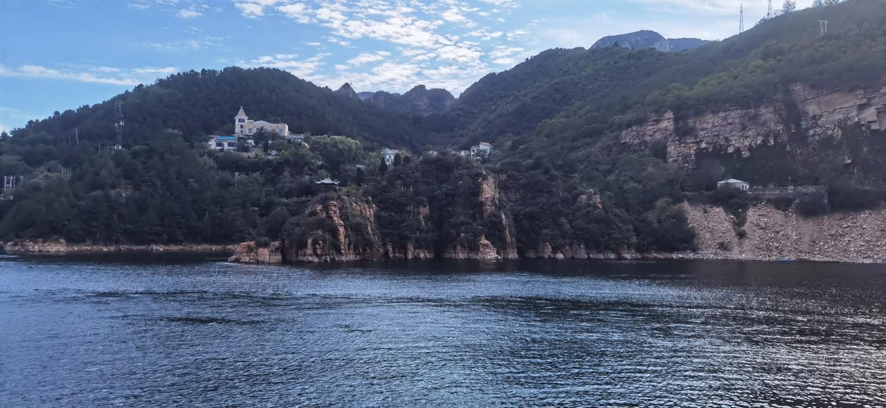 #秋日生活打卡季#远离喧嚣的街头，拥抱自然，看山看水，让思绪飞一会儿