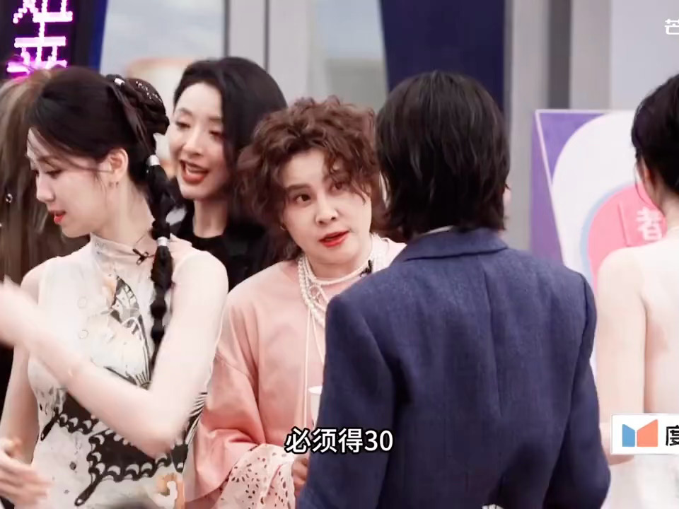 王濛 安崎没满30不能淘汰被王濛笑的不行：安崎5月份满30，初舞台不能淘汰她，不