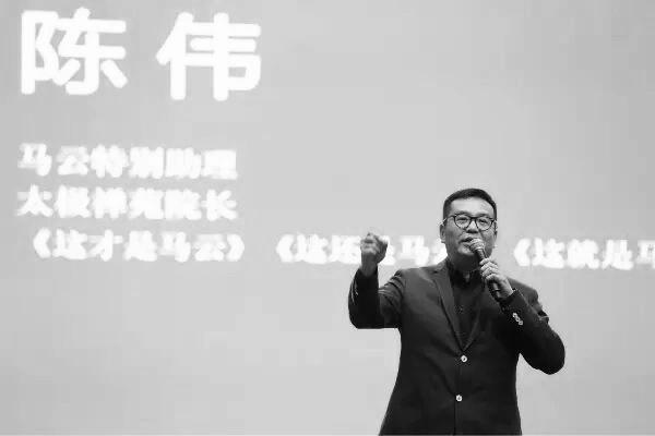 最近，马云前助理陈伟去世，追悼会现场摆放着马云夫妇献的花圈。担任马云助理期间，陈