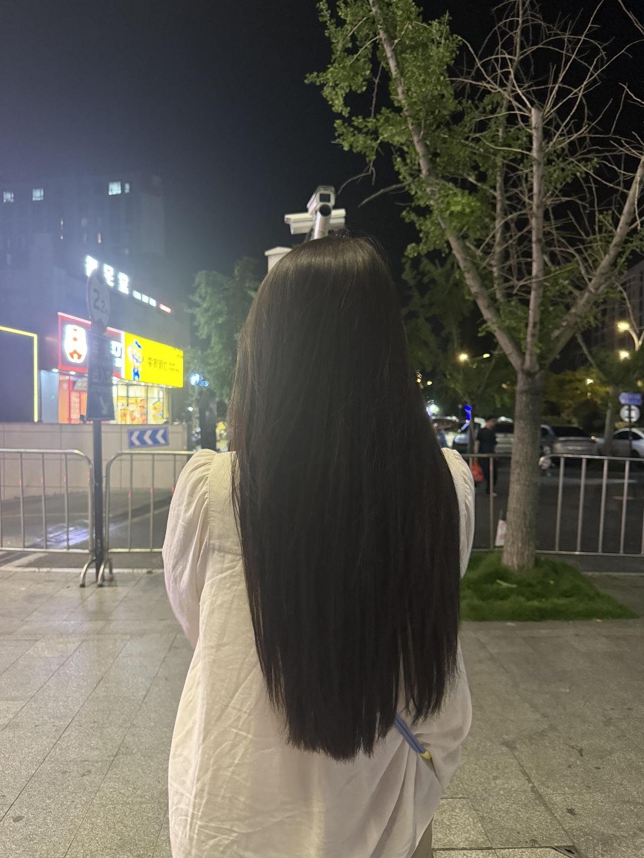 人这一辈子，

男人的手机，

该不该看？

不该看。
你翻他手机，
无非是想证