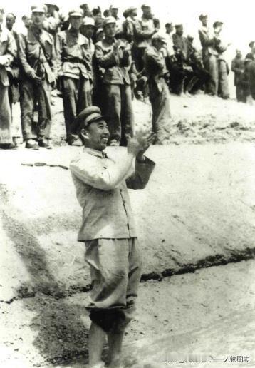 水是改造戈壁大漠的命脉。王震率领驻疆部队大兴水利。1951年5月，在库尔勒十八团