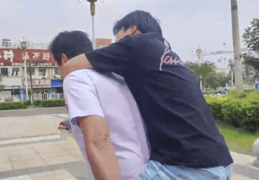 安徽，高三男生高考前脚伤缝了六针，连路都走不了，53岁的班主任赶到，二话不说弯腰