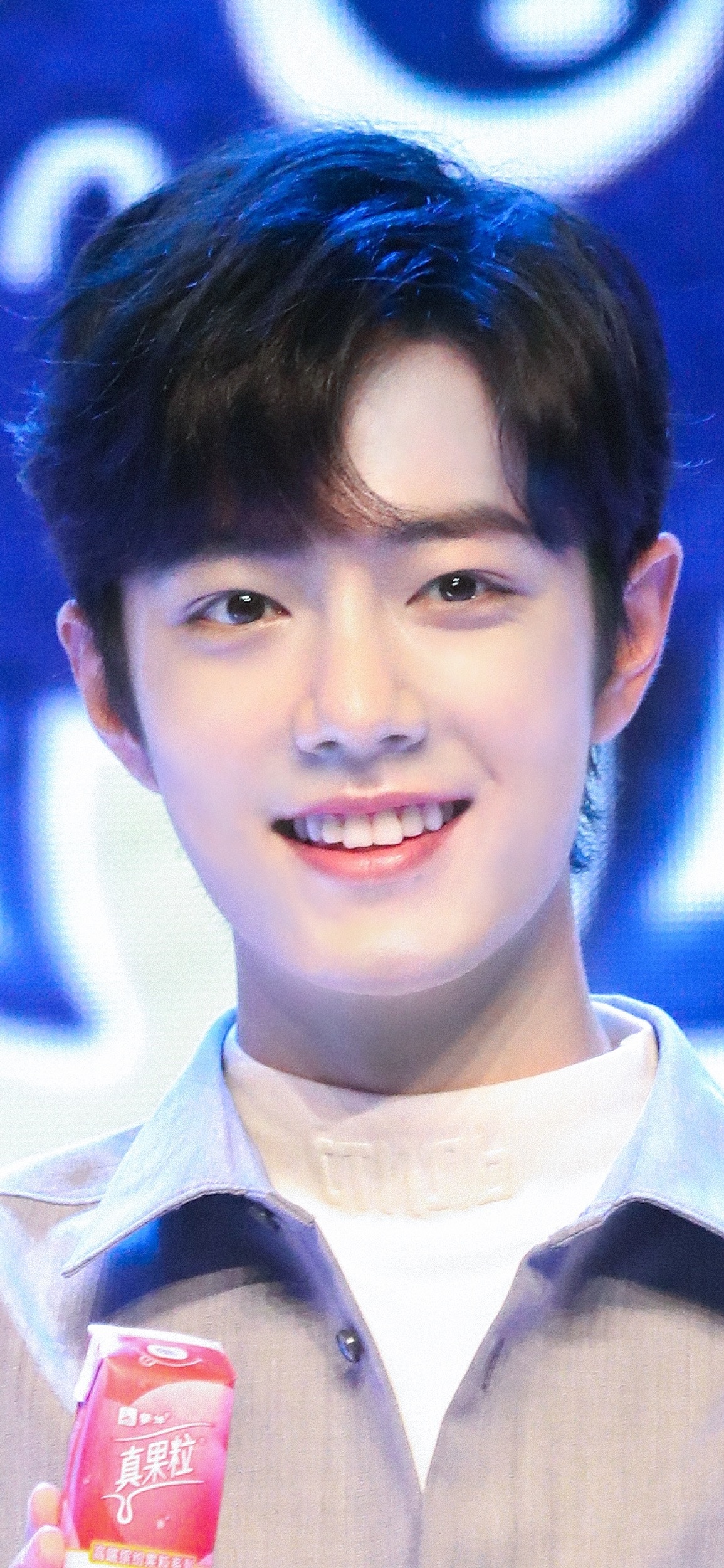 肖战打招呼很像oi猫怎么可以这么帅呢！笑起来春风拂面的感觉，太治愈了！ 