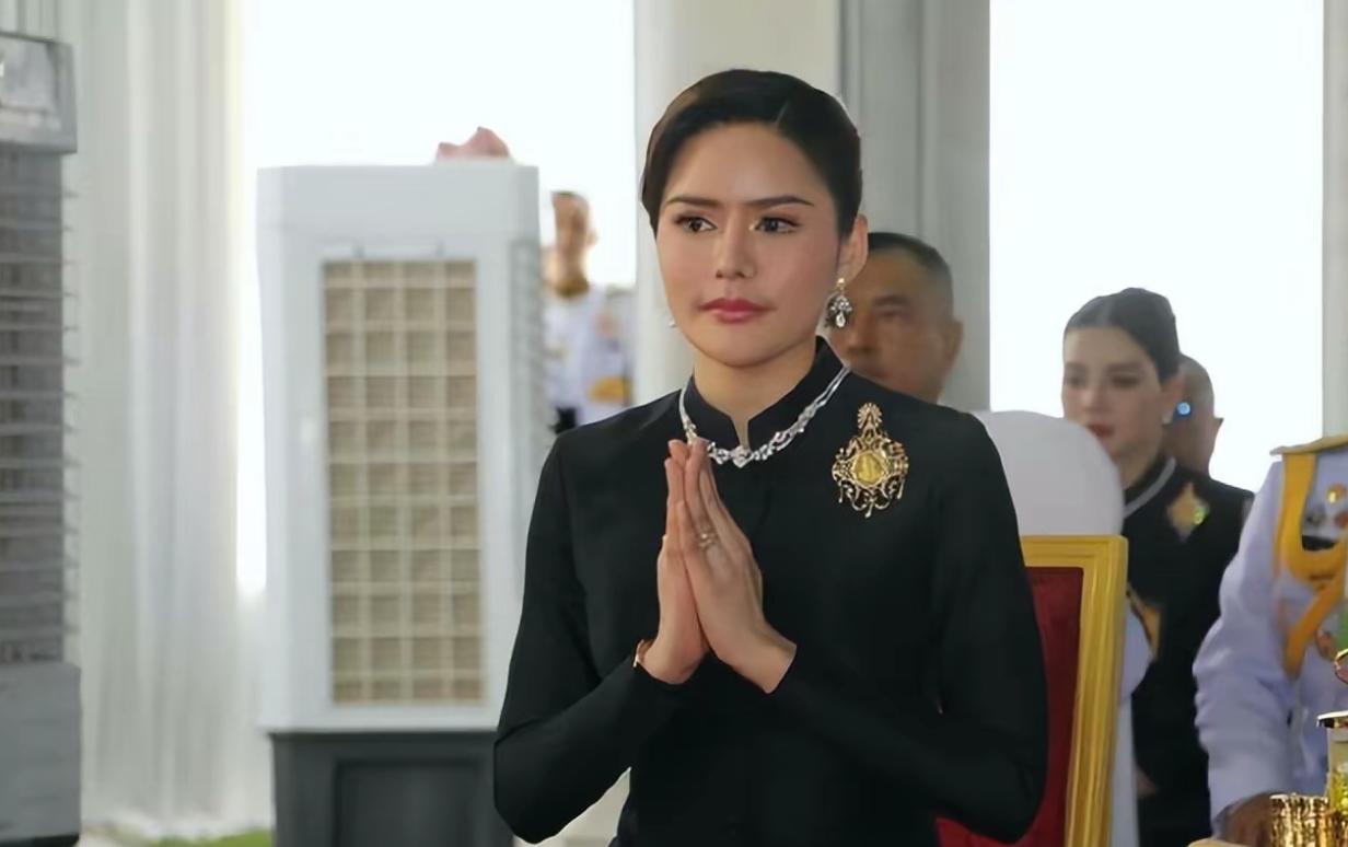 一夫多妻？泰王33岁的新晋宠妃欧拉弄少将身穿黑衣，为王太后服丧。
泰王玛哈·哇集