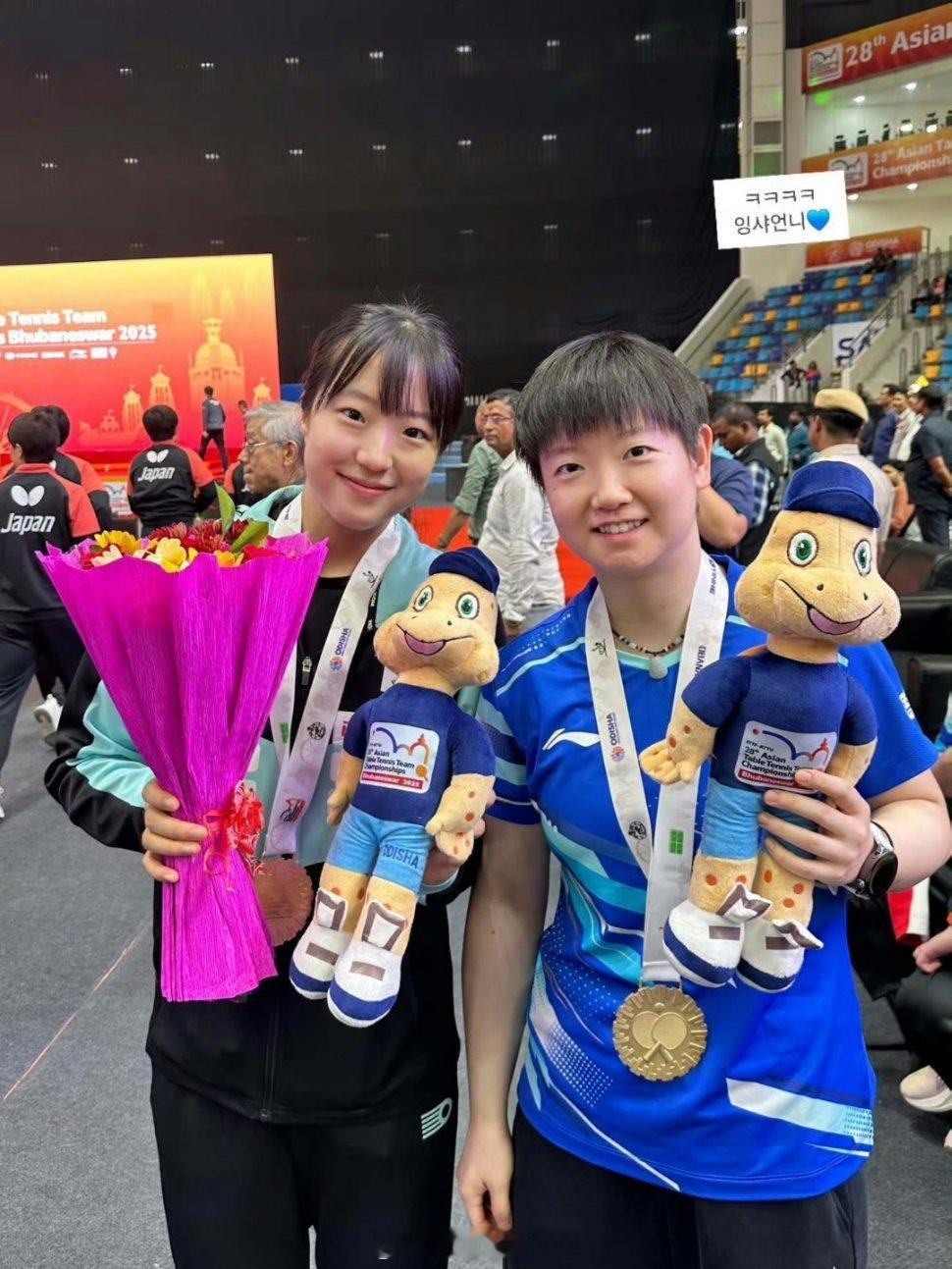 韩国选手抢着和孙颖莎王曼昱合影国乒包揽2025乒乓球亚锦赛男女团冠军，颁奖典礼后