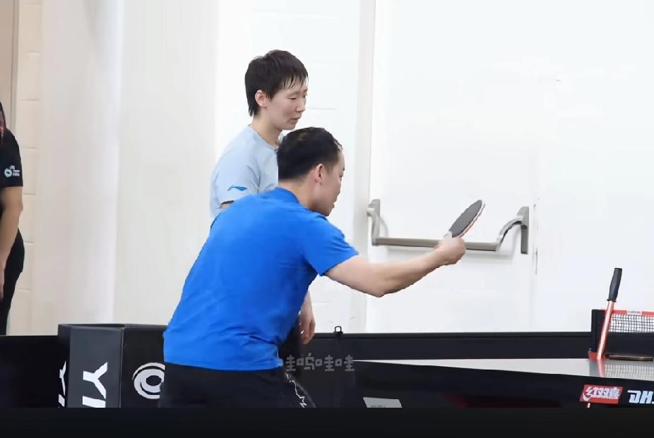 任浩教练手把手抠细节，王曼昱新加坡大满贯全力冲！💪
 
在WTT新加坡大满贯的