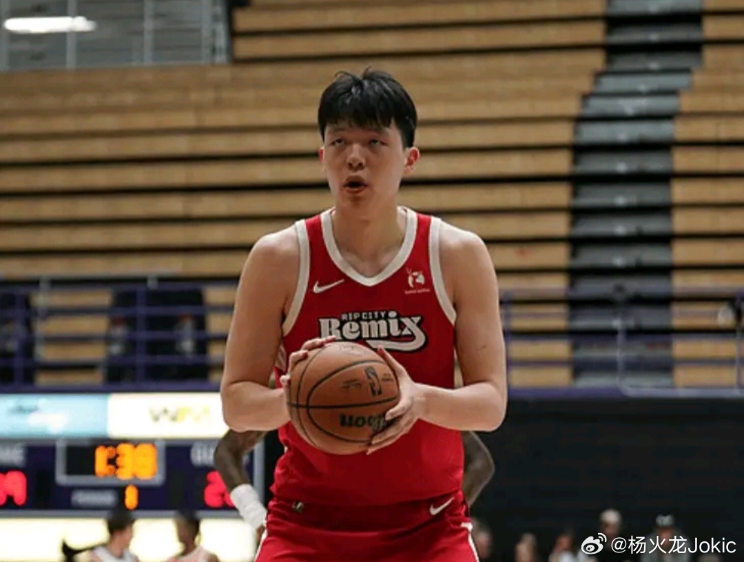 小杨今天真神了，还是带着背伤打的，打到现在一个不丢，三节出战24分钟，投篮12中