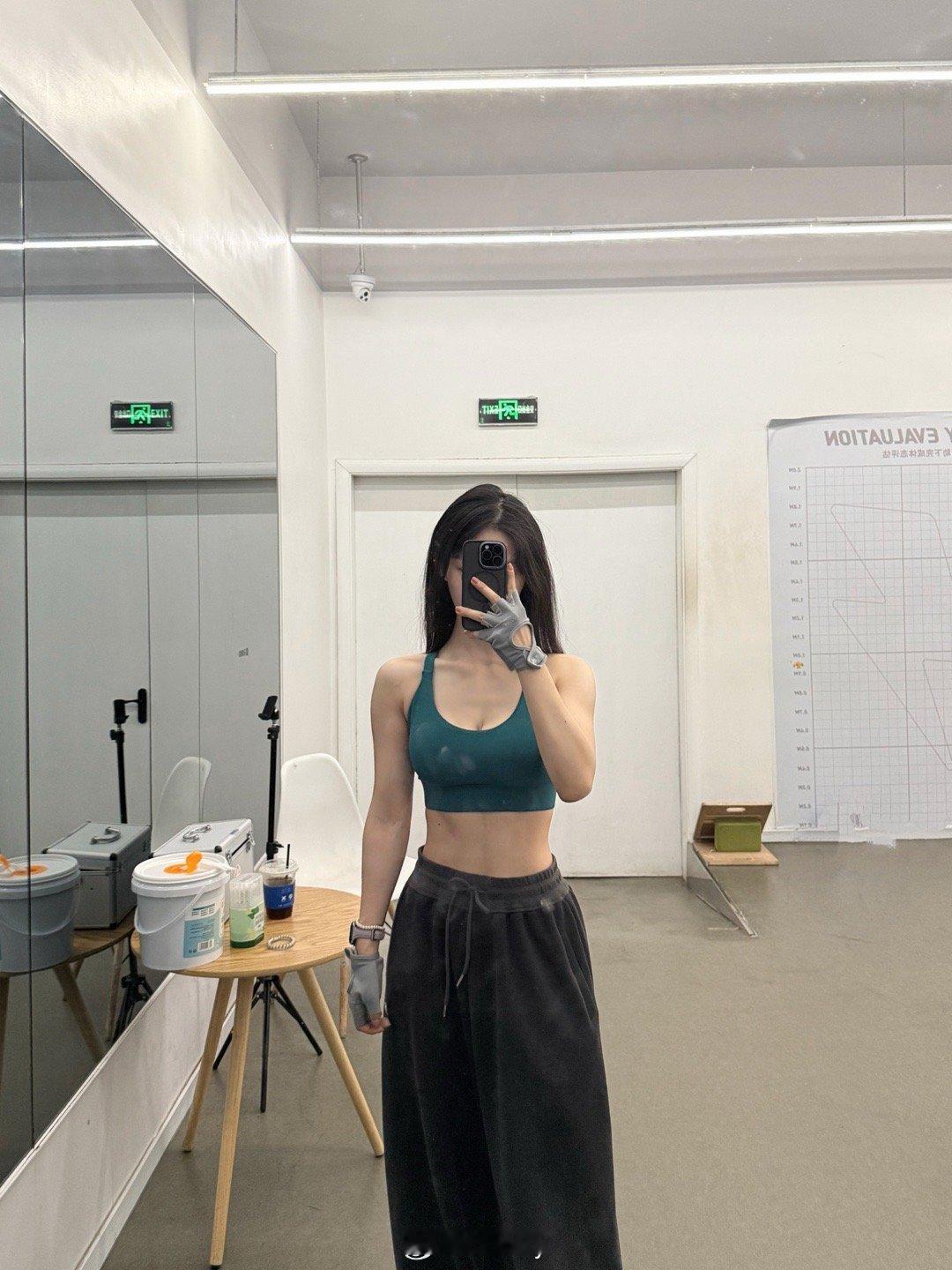 非常好喝的美式，确实是五彩斑斓的口味。坚持运动已经一年了看自己的大muscle真