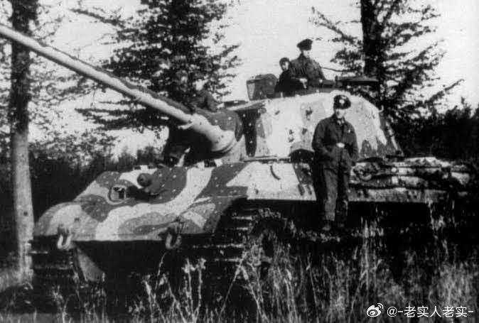 在德国本土库莫尔斯多夫装甲兵训练场进行训练的虎王，可见其二战末期典型的埋伏迷彩涂