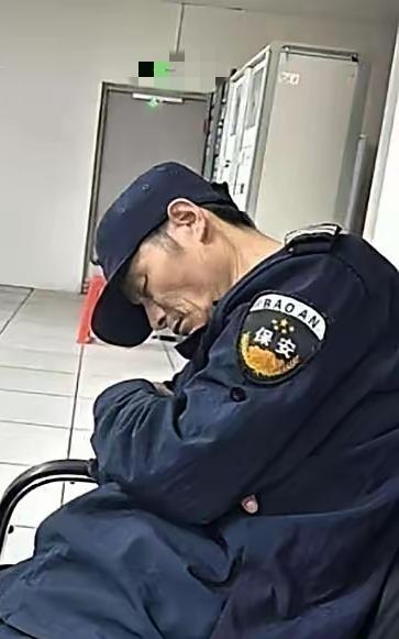 毫无人性！正常生理需求都不放过！2024年，广东清远，60岁成大爷当保安三年，每