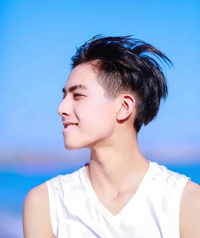 15岁的宋威龙妥妥的校草，清水出芙蓉。 