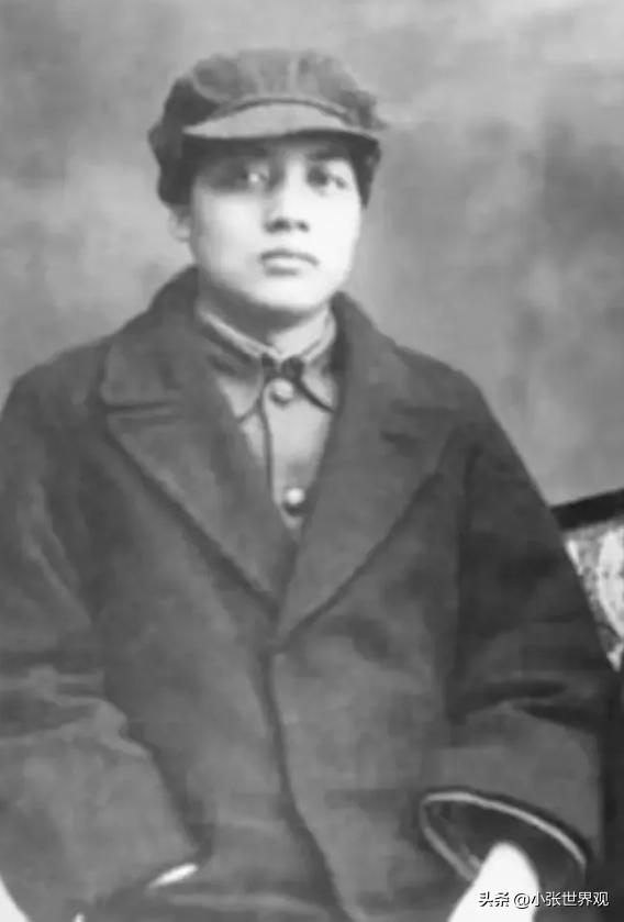 1984年，贺子珍病逝，给她送行的人群中，有一男子不停大声哭喊着两个字——姨妈！