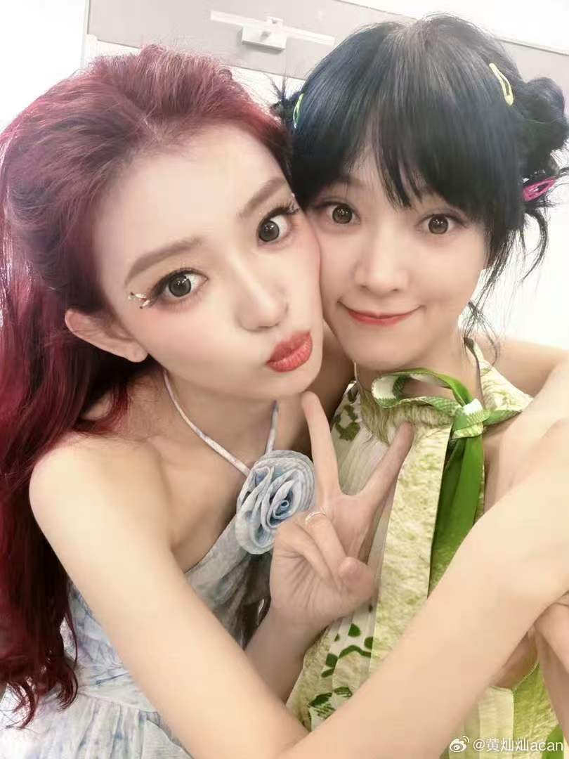 黄灿灿晒与罗予彤合照黄灿灿去了罗予彤见面会 两位友谊久久 
