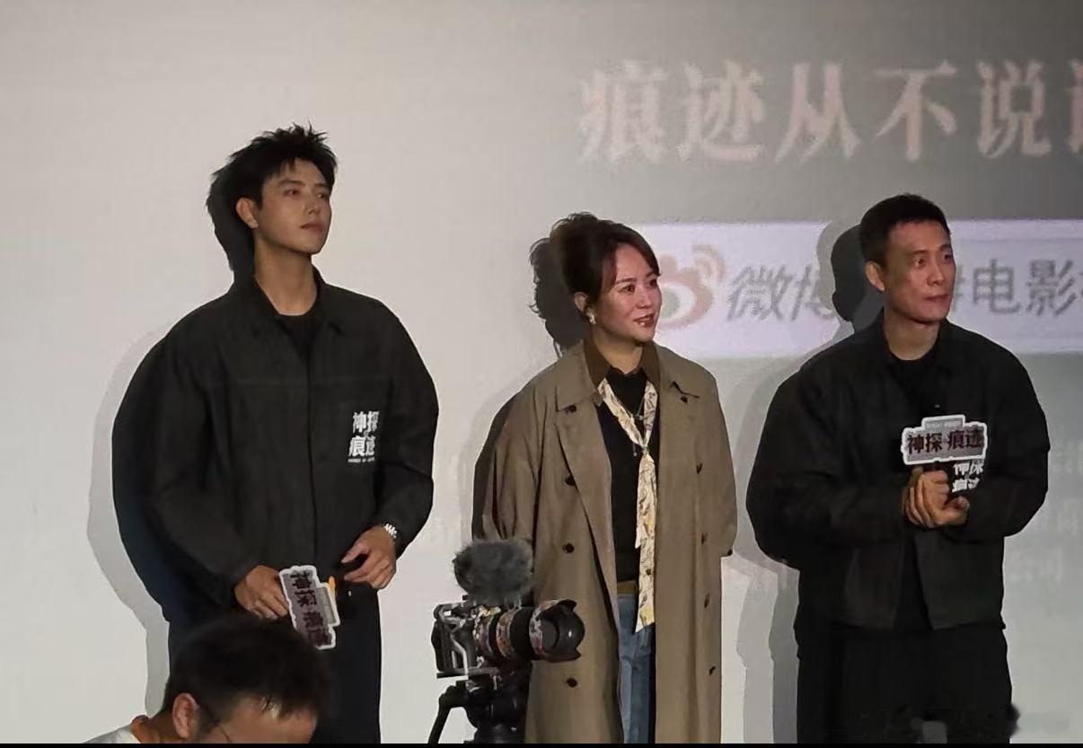 陈飞宇路演重现甜蜜蜜 陈飞宇这次真的甜蜜蜜不吓人 戏里能疯戏外能甜，陈飞宇这波路