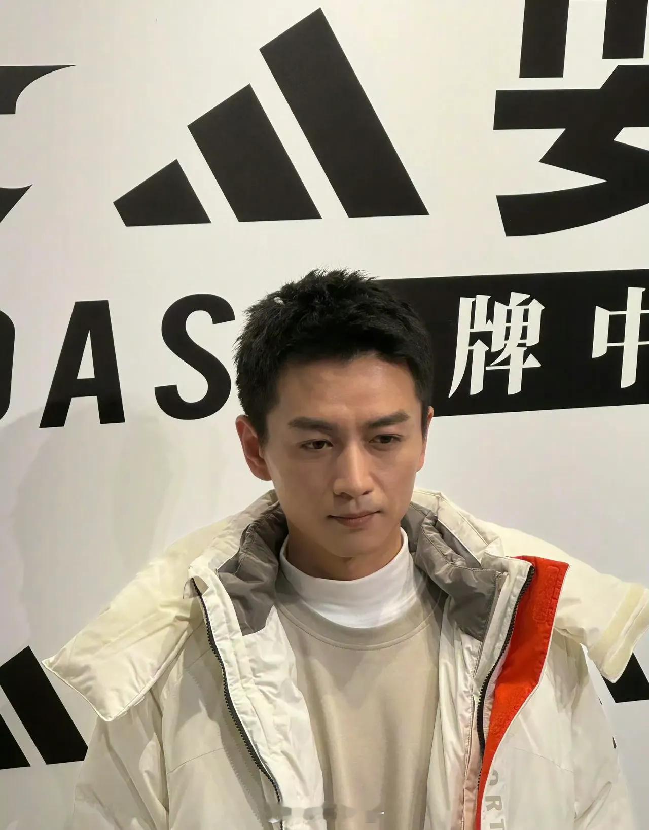 陈晓的最新活动生图，没有了陈妍希在身边，你觉得帅哥的状态怎么样？ 