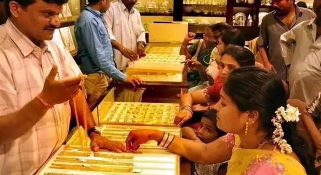 印度想把自己存在美国的黄金运回家，美国不让。可另一边，中国却用聪明的办法，把黄金