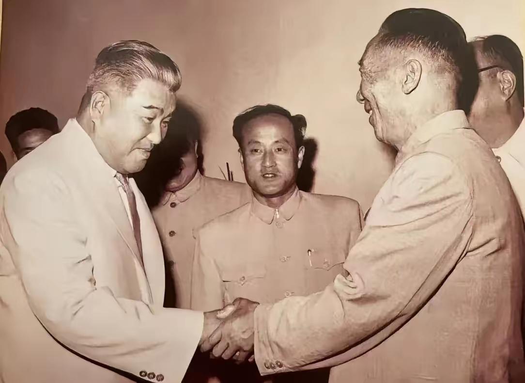 1958年，朝鲜次帅崔庸健来华访问时，听闻老战友周保中将军在北京养病，专程前往探