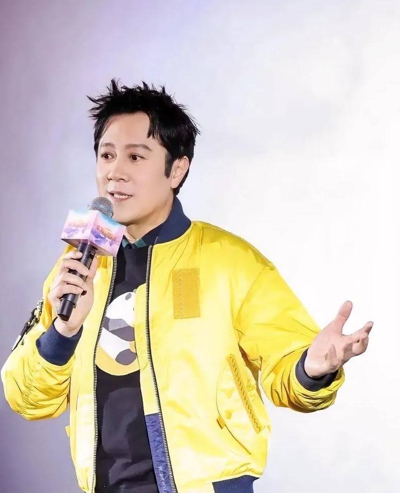 男明星里头，
我一直想不明白的就是蔡国庆。
都58岁了，就说他那形象，一直走的是