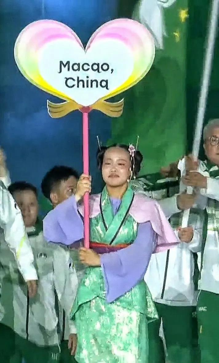 举牌这个活，看着简单。

走进场馆，举着牌子，带运动员入场，全程保持微笑。

就
