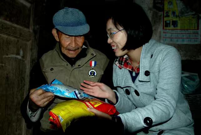 1925年12月8日，杨忠仁出生于蓬安县南燕乡。当我们在杨忠仁女儿的带领下走进他