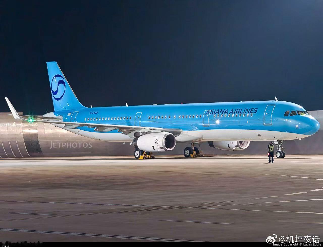 第一架更换大韩航空涂装的韩亚航空客机，不过机身仍然保留韩亚航空的名称（图片来源见