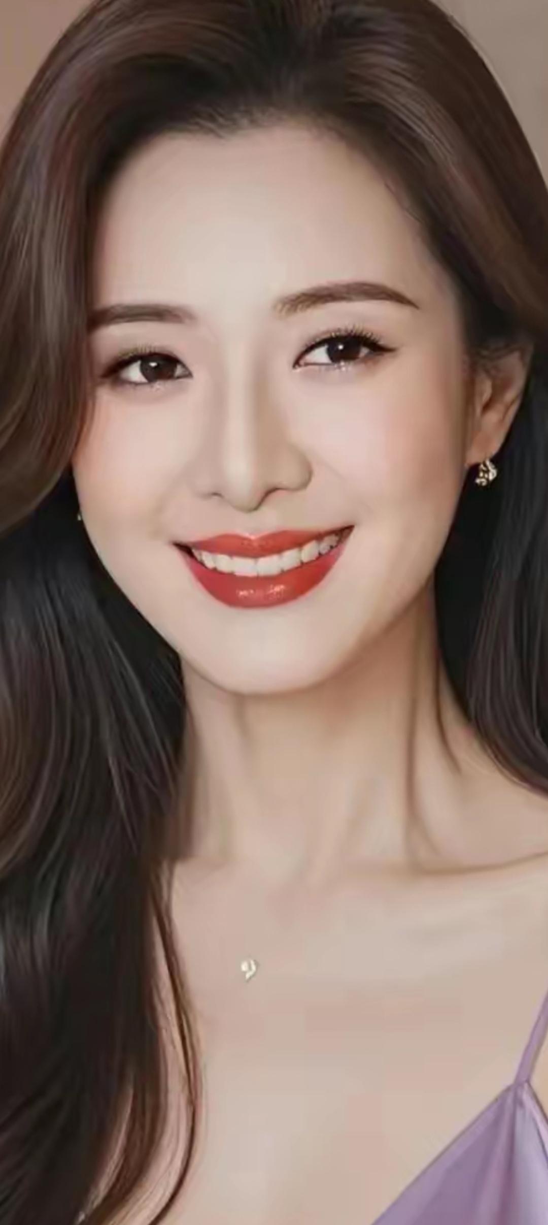 甜美笑容，优雅气质，闪耀的耳环和项链，完美妆容，女神范儿十足！