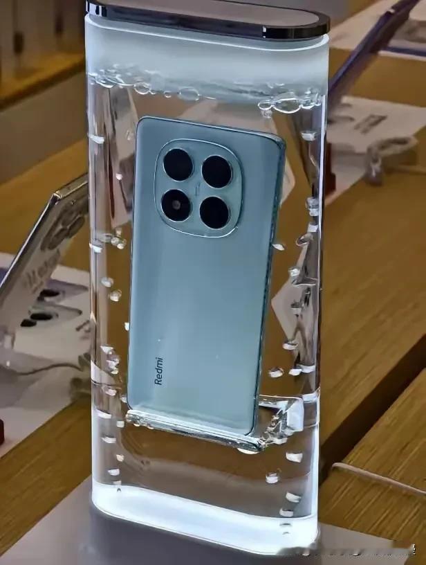 其实我觉得手机中ip68防水功能没用，还不如优惠一两百块钱呢，本身成本不大，但是