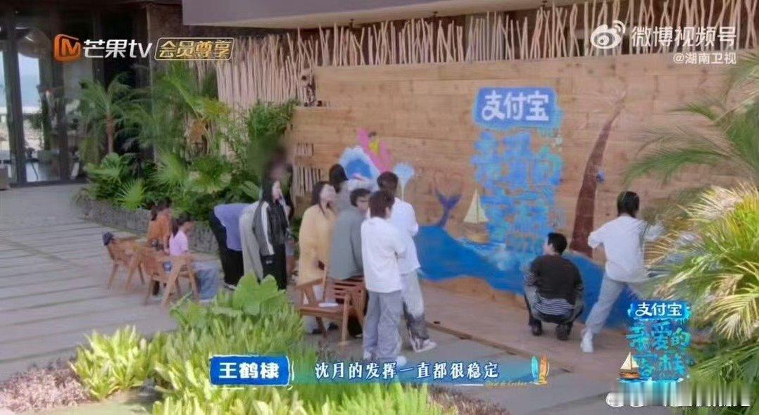 沈月沈笔马良亲爱的客栈沈月画画也太有天赋了，连客人都看在眼里，直夸她画功越来越棒