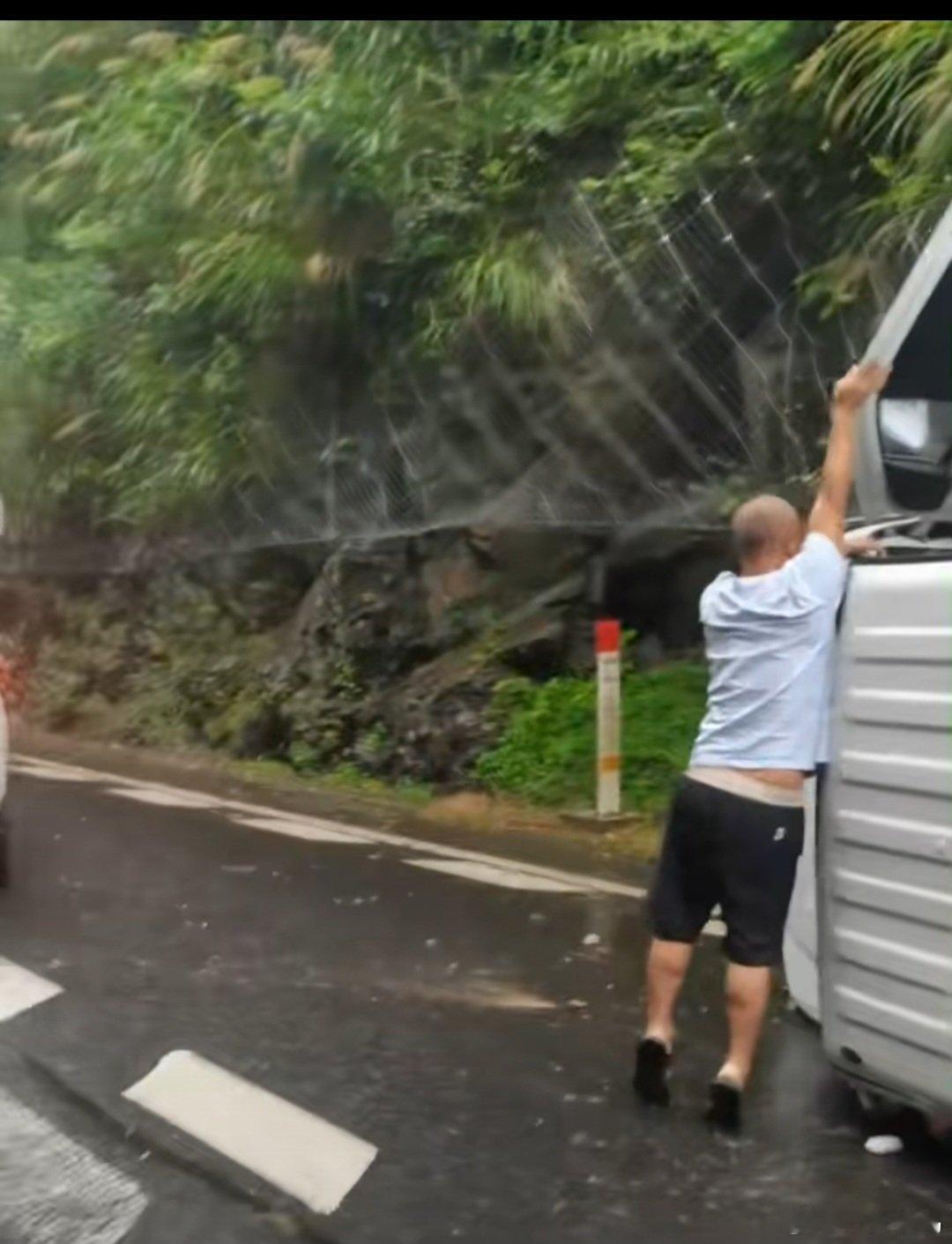 浙江云和夫妻施救暖人心台风暴雨天气路况凶险，云和这对夫妻偶遇侧翻被困司机，分工默