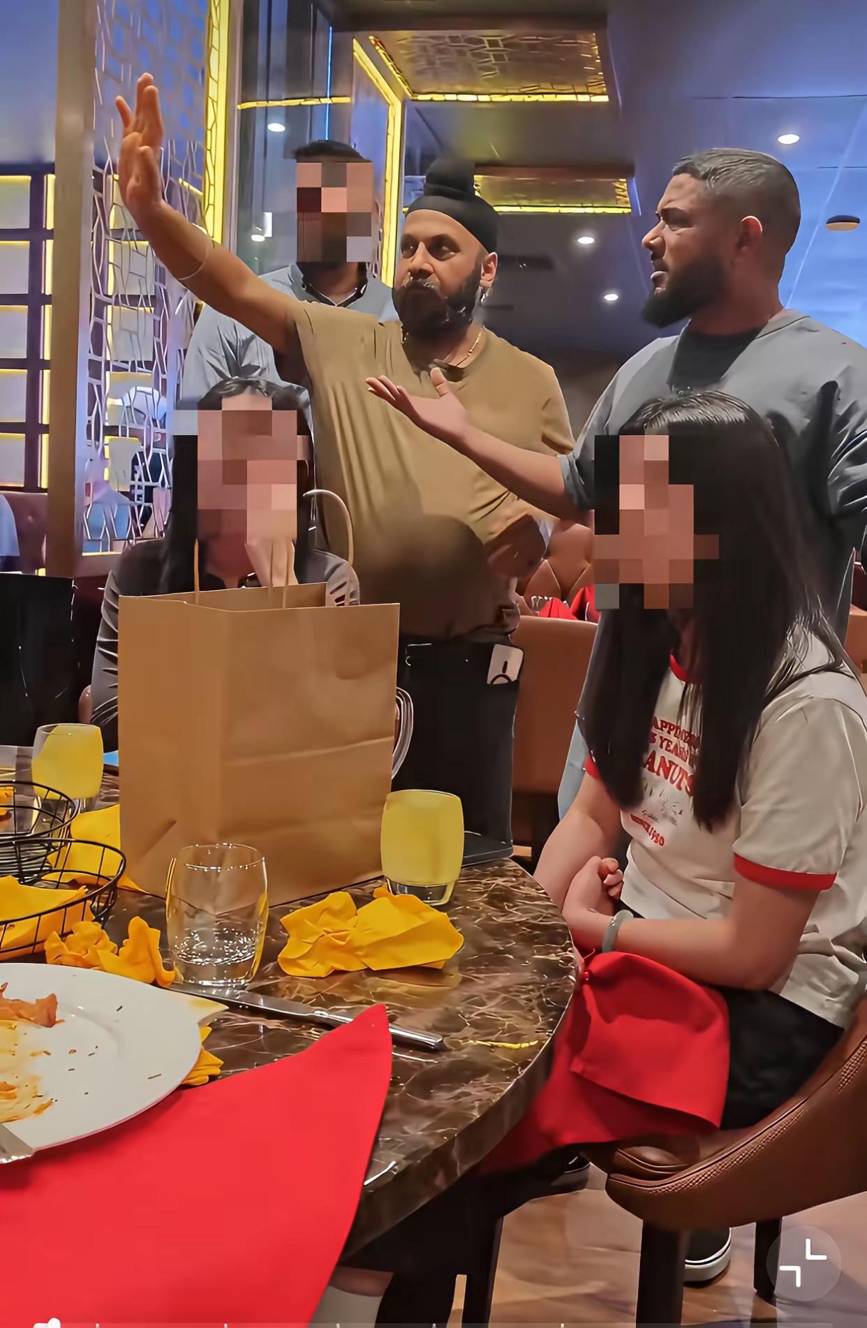 最近有中国网友去了澳大利亚珀斯的一家印度餐厅，结果被邻桌小孩用侮辱性发音骂人。当