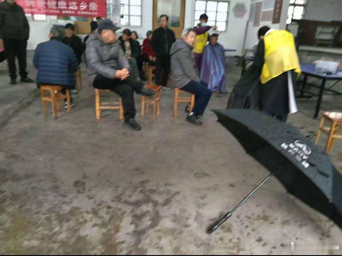 台州这个流动理发摊每月准时为老人开剪天台石梁镇开展流动义剪服务，党员携手理发师进