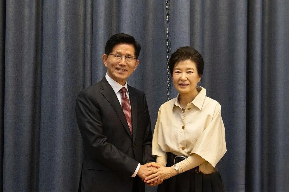 似曾相识的一幕再次出现。
决战时刻，国民力量又想起了朴家
24日金文洙找朴槿惠取