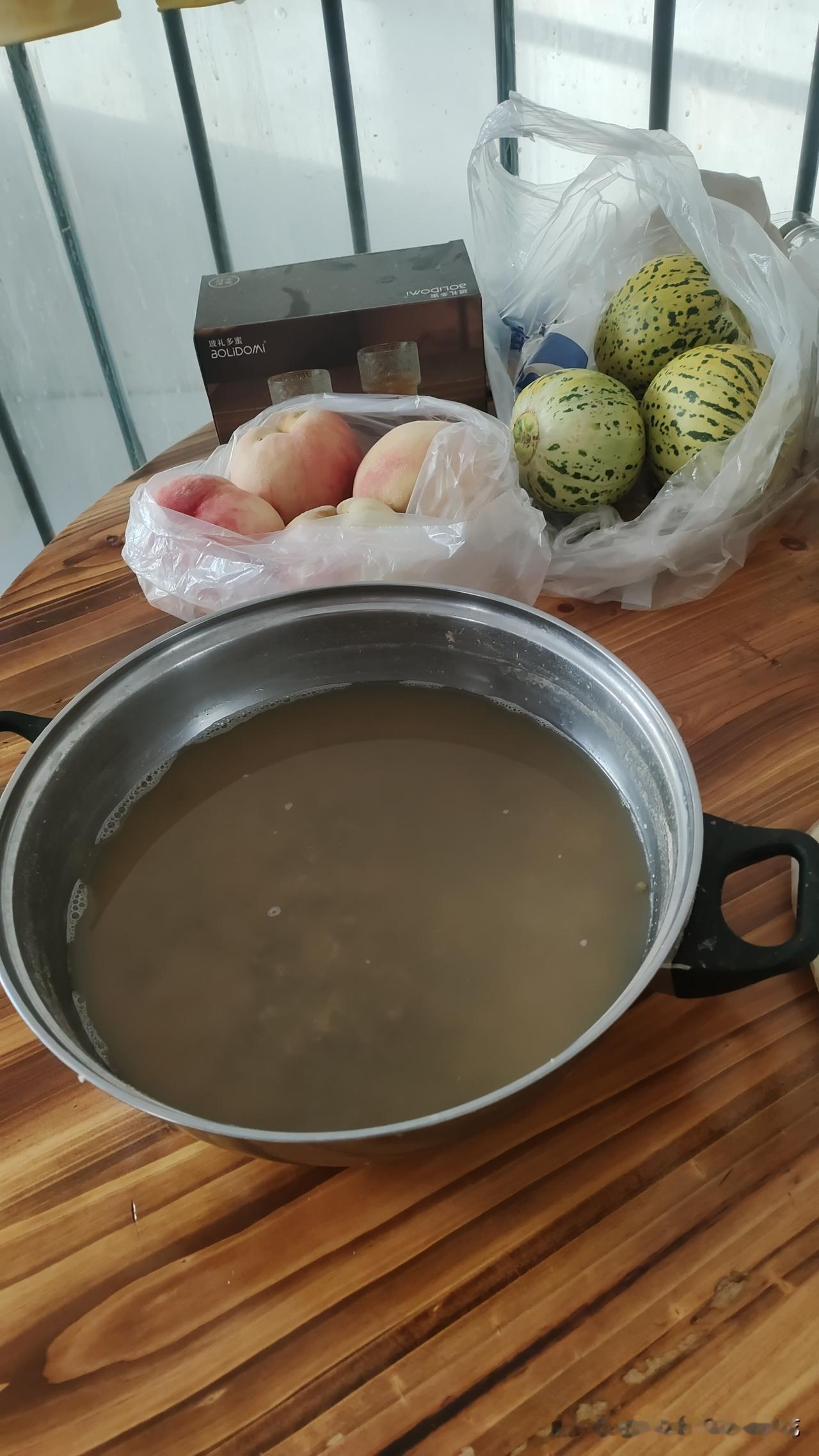 下班后朋友打电话聊天，问我们晚上吃什么。
我说我们一天两顿饭，晚上不吃饭。
朋友