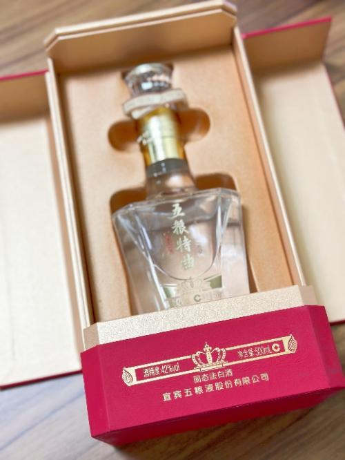 喝酒不在贵，而是一定要和懂酒的人一起喝好酒，边喝边聊才有意义。三五好友围在桌前，