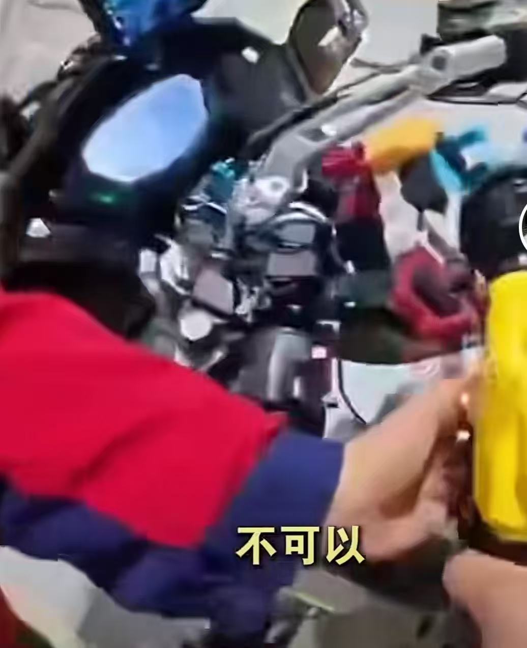 男子在高速服务区要给摩托加油，被工作人员劝阻后将油喷到地上，