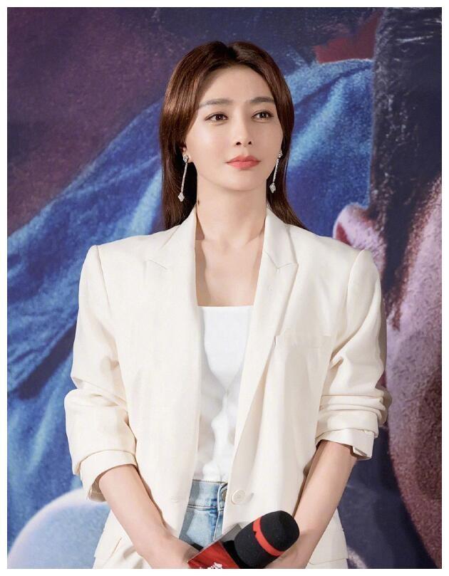 估计这回王健林可以放心了，王思聪和秦岚合伙投资医美公司，是铁定会赚钱的，不为别的