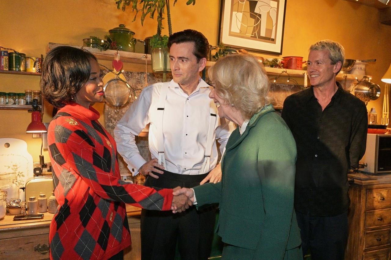 卡米拉王后在片场瞎逛，大家都很嫌弃，她又不是戴安娜王妃？
戴安娜王妃才是顶级明星