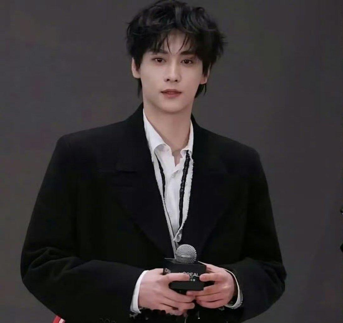 田栩宁今日份线下活动图来了，这位哥好像也挺久没有出席活动了，客观评价一下，这状态