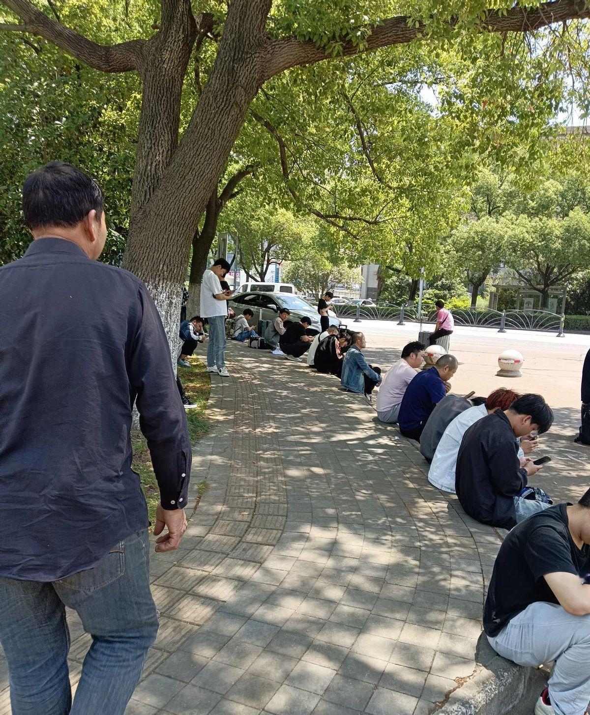 最近，网上热议日结工和临时工的工作态度问题，不少人抱怨他们工作不认真，经常偷懒。