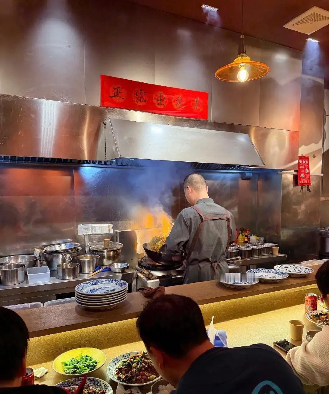 上海辣殿川菜馆把灶台搬到餐桌前，鱼香肉丝从切肉到起锅八分钟全看见。
我上周去排了