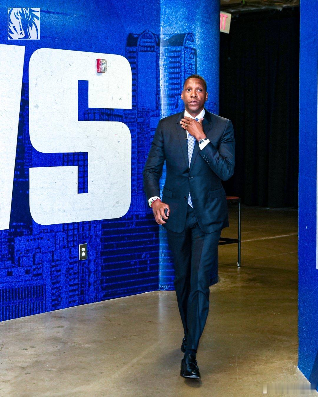 MFFL 乌杰里接受采访。“在非洲有句广为流传的话：王者落幕，新王当立。一位国王
