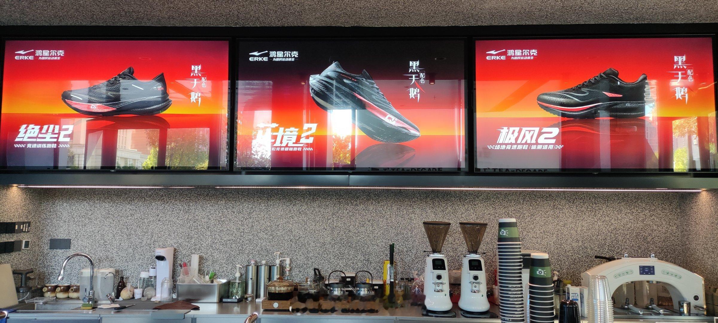 芷境2.5、绝尘2.5、极风2的黑天鹅配色颜值在线不用说，我这反应速度才明白这是