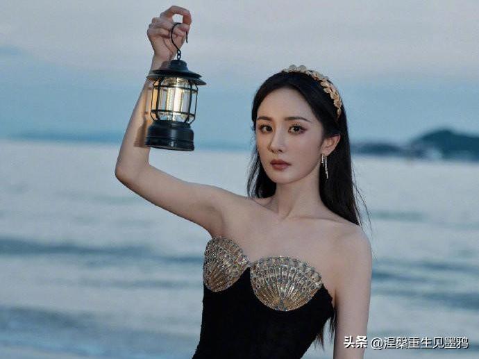 九位女星提灯合集

杨幂黑色抹胸贝壳裙搭配提灯造型，海边晚风衬得她冷艳又贵气，完