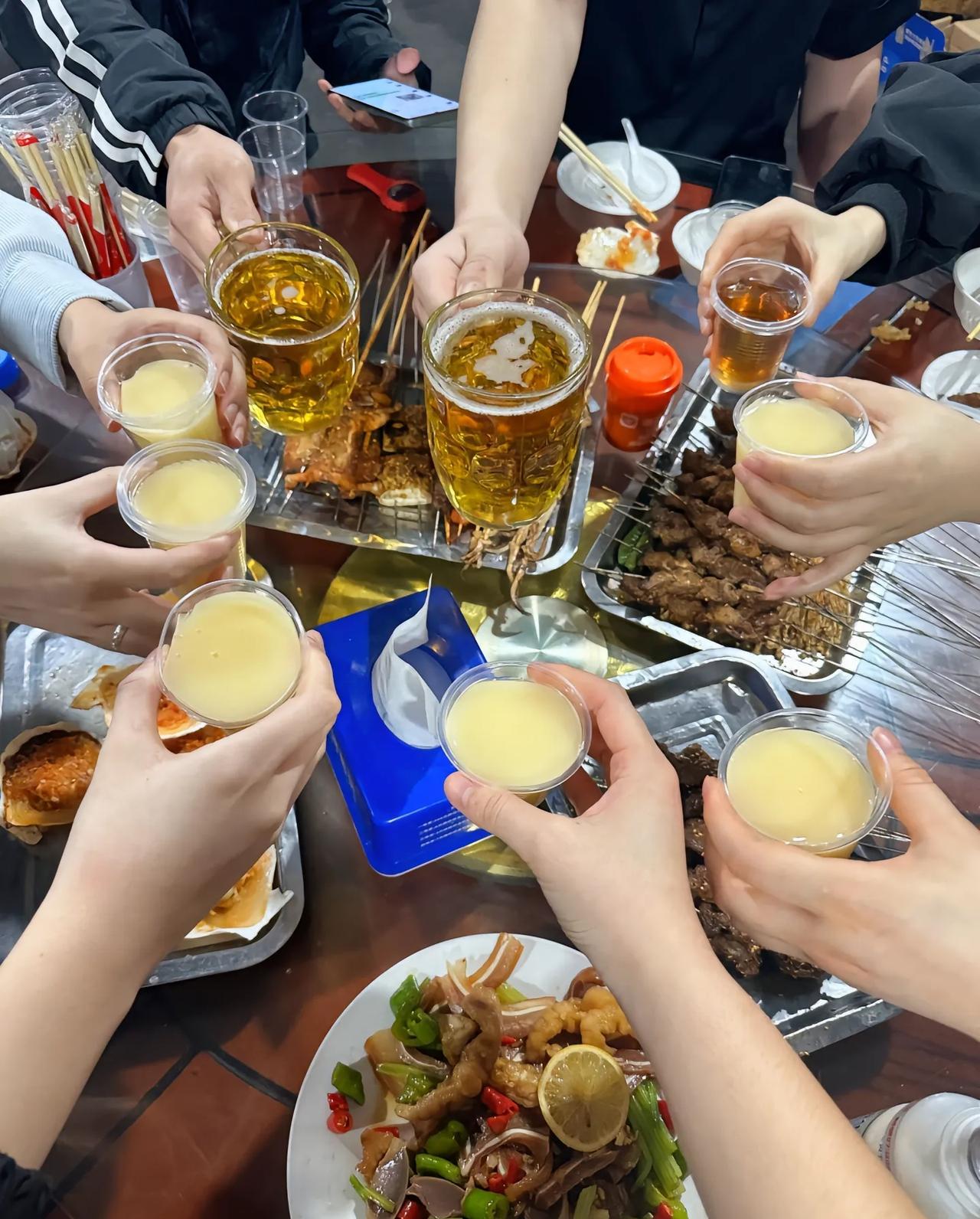 四年了，终于在同学聚会上，碰到了当年借走我30000元不还的女生。我直接问她：“