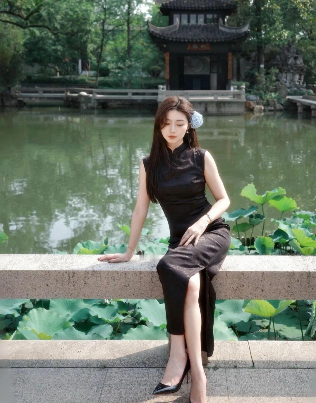 黑裙配红妆，烟雨配江南～